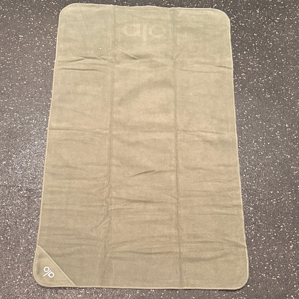 ALO Yoga Green hand towel - Picture 2 of 2